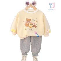 Комплект от Суитшърт с Тюлени Ръкави и Акцент Пухкави Топчета Happy Birthday Bear - 2 части