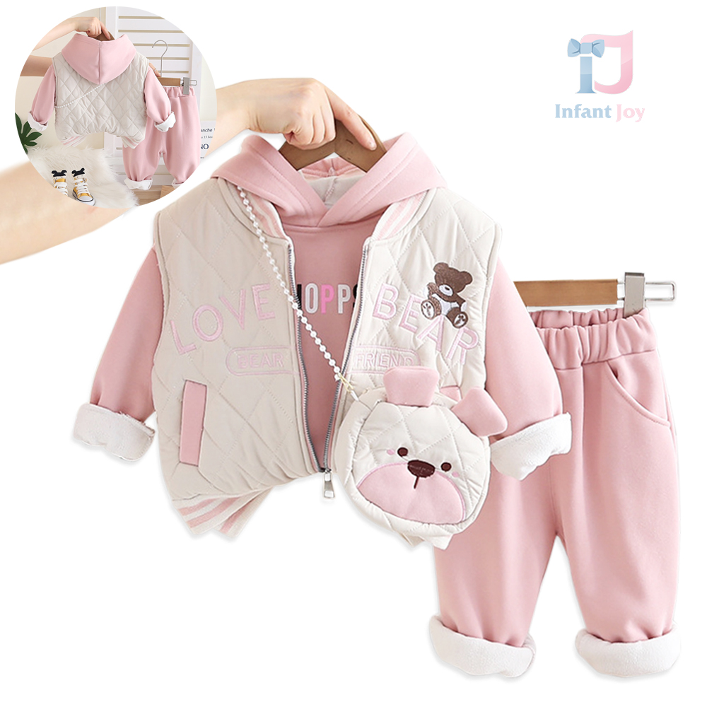 Ватиран, Спортен Комплект от Шушляков Елек, Суитшърт с Качулка, Панталон и Чантичка за През Рамо Love Bear - 4 части Ватиран, Спортен Комплект от Шушляков Елек, Суитшърт с Качулка, Панталон и Чантичка за През Рамо Love Bear – 4 части